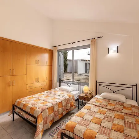 Sophia Latchi * Polis