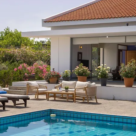 Vilă Sophia Latchi *