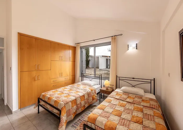 Sophia Latchi * Polis