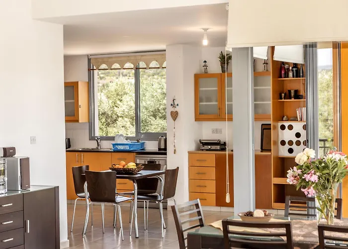 Sophia Latchi * Polis